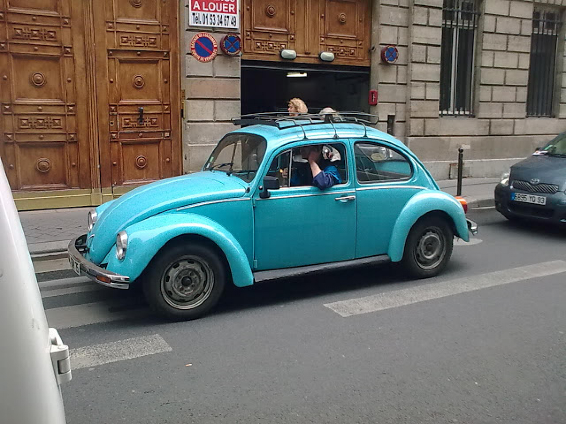 Une étrange Volkswagen Coccinelle aperçue dans Paris