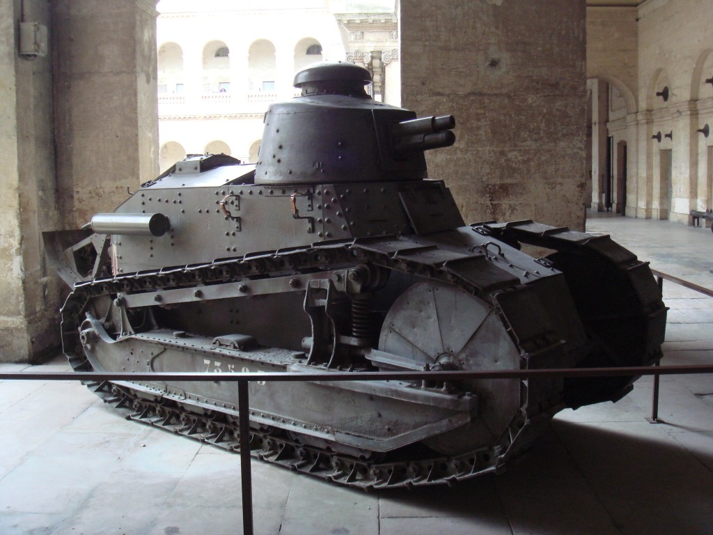 Char_Renault_FT17_at_the_Invalides