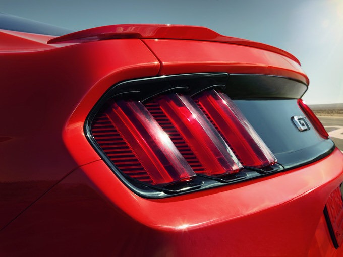 2015-Ford-Mustang-Photos-22[2]