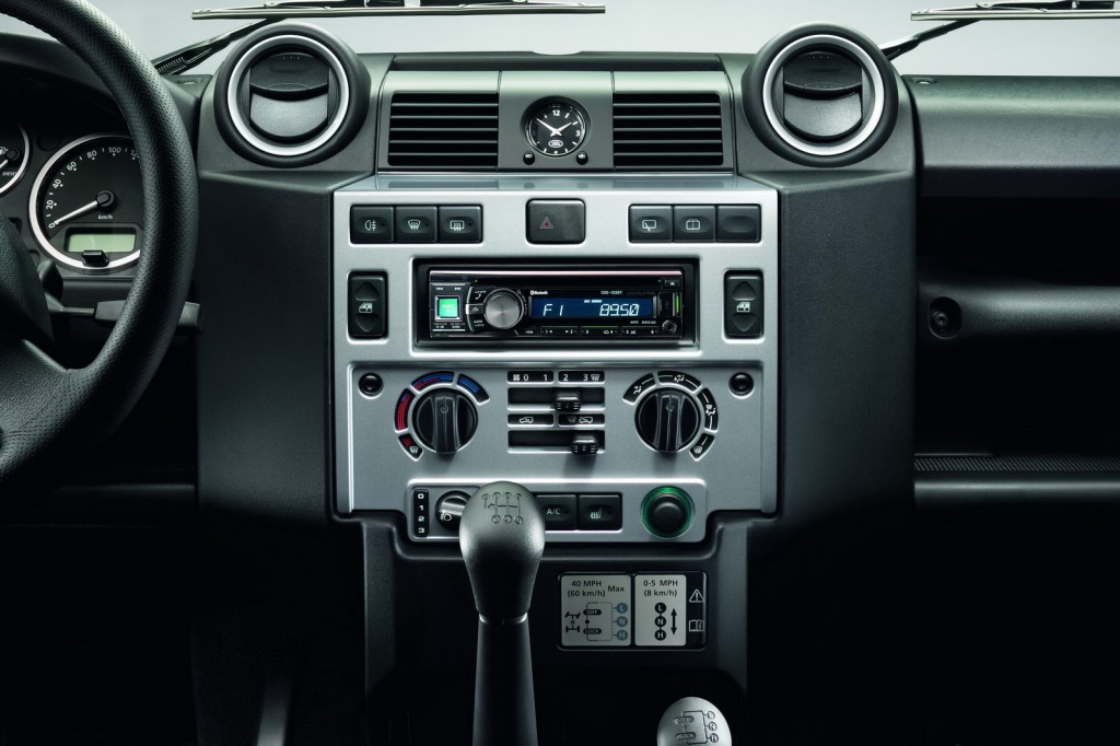 Land-Rover-Defender-Black-Silver-10