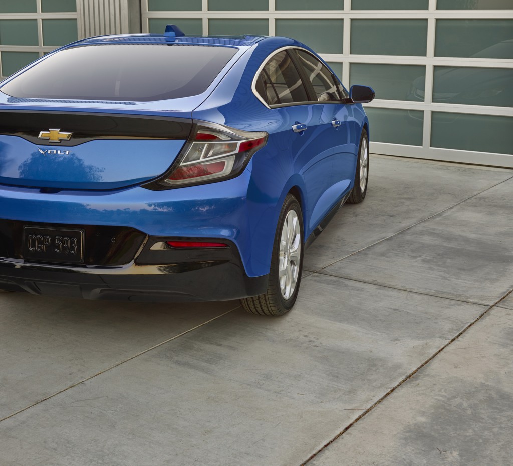 2016-Chevrolet-Volt-12