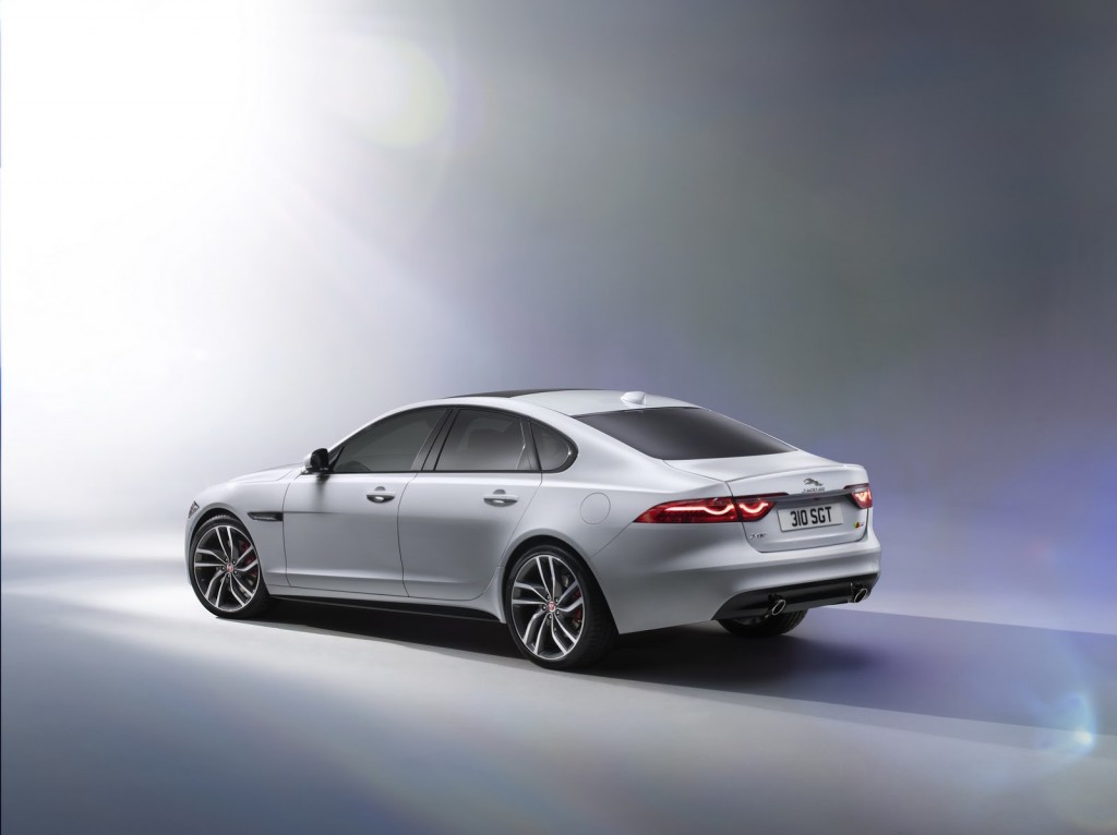 2016-Jaguar-XF-26
