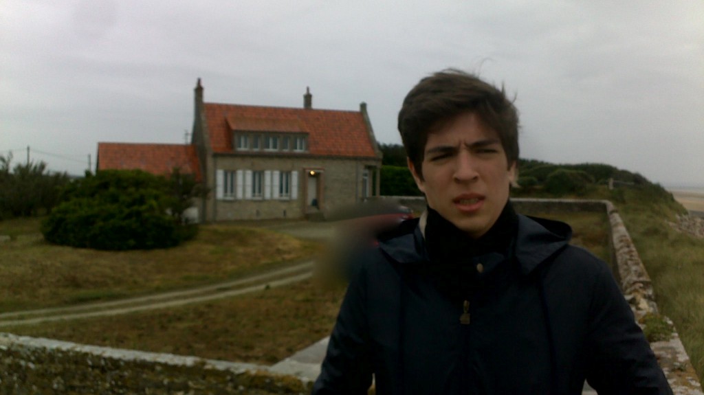 François devant le chalet rouge