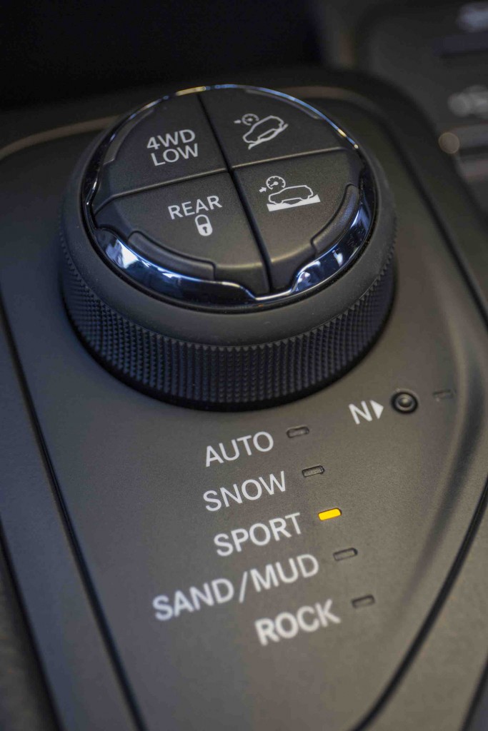 Making its debut on March 3 at the 2014 Geneva International Motor Show is the all-new Jeep Cherokee Trailhawk model available in the 3.2L automatic. The standard off-road package is Trail Rated based on Jeep brand’s 5 Performance Test Categories: Articulation, Water Fording, Traction, Ground Clearance and Maneuverability.