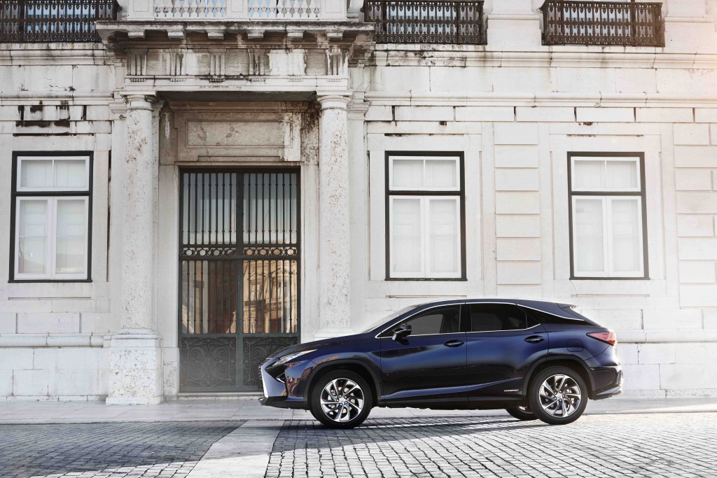 Lexus RX 450h profil devant immeuble