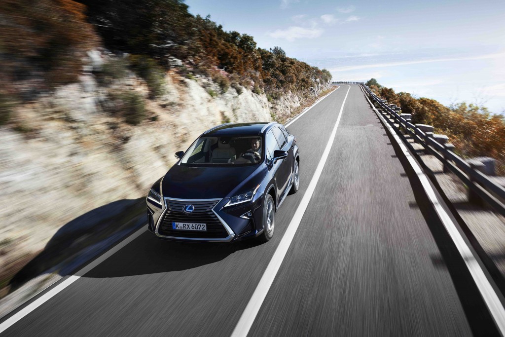 Lexus RX 450h sur la route