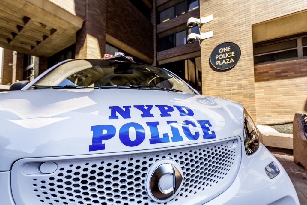 smart USA hat die ersten 100 smart fortwo an die New Yorker Polizei ausgeliefert. Das New York City Police Department (NYPD) ersetzt damit die bisher in der Stadt eingesetzten dreirädrigen Motorräder. ;smart USA has delivered the first 100 smart fortwos to the New York police. With this measure the New York City Police Department (NYPD) is replacing the three-wheel motorbikes previously used in the city.;