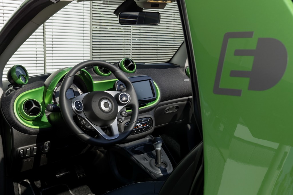 smart cabrio electric drive ;Elektrischer Energieverbrauch gewichtet: 13,0 kWh/100km ; CO2-Emissionen kombiniert: 0 g/kmsmart cabrio electric drive; Electric power consumption, weighted: 13.0 kWh/100km; CO2 emissions combined: 0 g/km