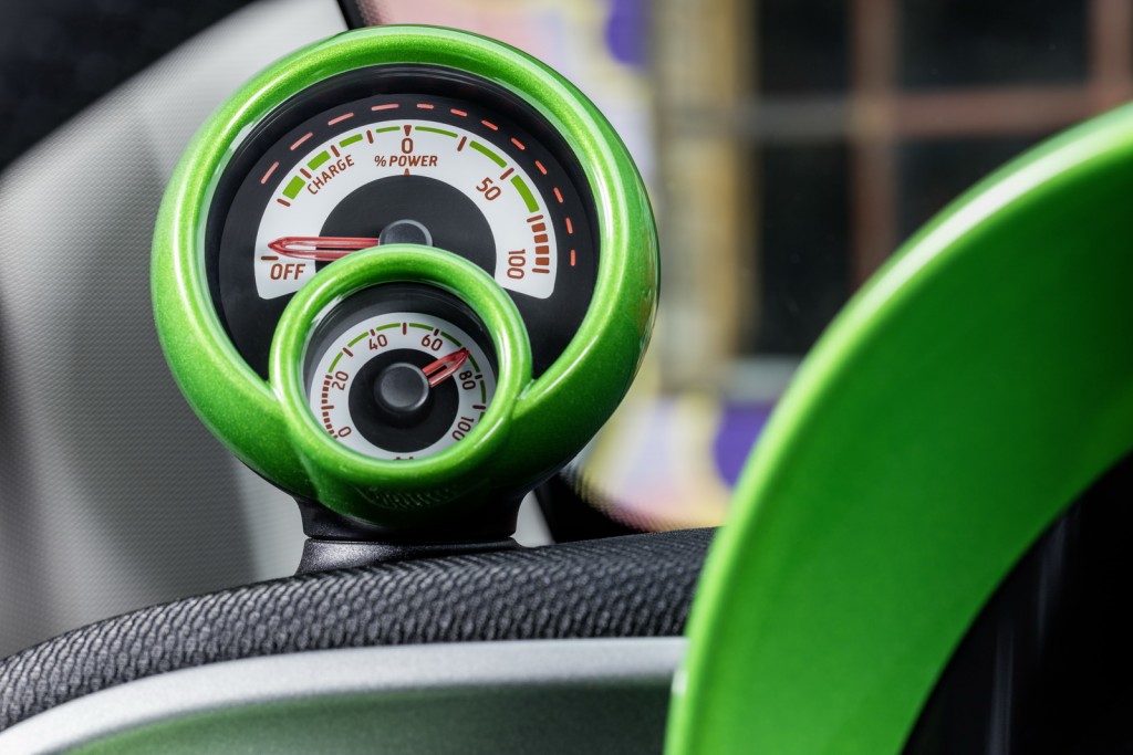 smart fortwo cabrio electric drive; Exterieur: schwarz; Interieur: schwarz; Edition ;Elektrischer Energieverbrauch gewichtet: 13,0 kWh/100km ; CO2-Emissionen kombiniert: 0 g/kmsmart fortwo cabrio electric drive; exterior: black; interior: black; Edition; Electric power consumption, weighted: 13.0 kWh/100km; CO2 emissions combined: 0 g/km