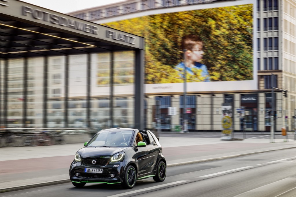 smart fortwo cabrio electric drive; Exterieur: schwarz; Interieur: schwarz; Edition ;Elektrischer Energieverbrauch gewichtet: 13,0 kWh/100km ; CO2-Emissionen kombiniert: 0 g/kmsmart fortwo cabrio electric drive; exterior: black; interior: black; Edition; Electric power consumption, weighted: 13.0 kWh/100km; CO2 emissions combined: 0 g/km