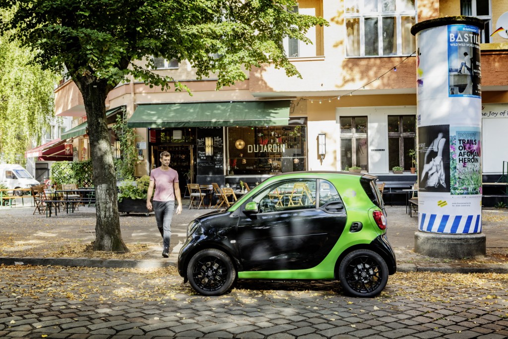 smart fortwo electric drive; Exterieur: schwarz; Interieur: schwarz ;Elektrischer Energieverbrauch gewichtet: 12,9 kWh/100km ; CO2-Emissionen kombiniert: 0 g/kmsmart fortwo electric drive; exterior: black; interior: black; Electric power consumption, weighted: 12.9 kWh/100km; CO2 emissions combined: 0 g/km