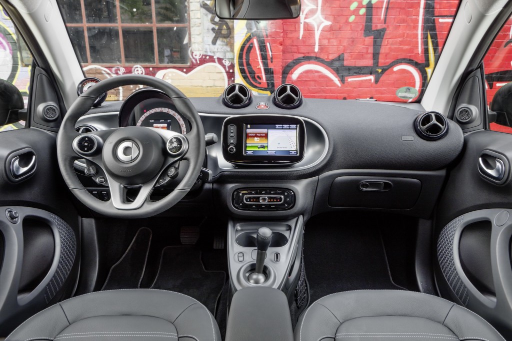 smart fortwo electric drive; Exterieur: schwarz; Interieur: schwarz ;Elektrischer Energieverbrauch gewichtet: 12,9 kWh/100km ; CO2-Emissionen kombiniert: 0 g/kmsmart fortwo electric drive; exterior: black; interior: black; Electric power consumption, weighted: 12.9 kWh/100km; CO2 emissions combined: 0 g/km