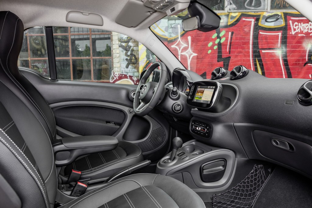 smart fortwo electric drive; Exterieur: schwarz; Interieur: schwarz ;Elektrischer Energieverbrauch gewichtet: 12,9 kWh/100km ; CO2-Emissionen kombiniert: 0 g/kmsmart fortwo electric drive; exterior: black; interior: black; Electric power consumption, weighted: 12.9 kWh/100km; CO2 emissions combined: 0 g/km