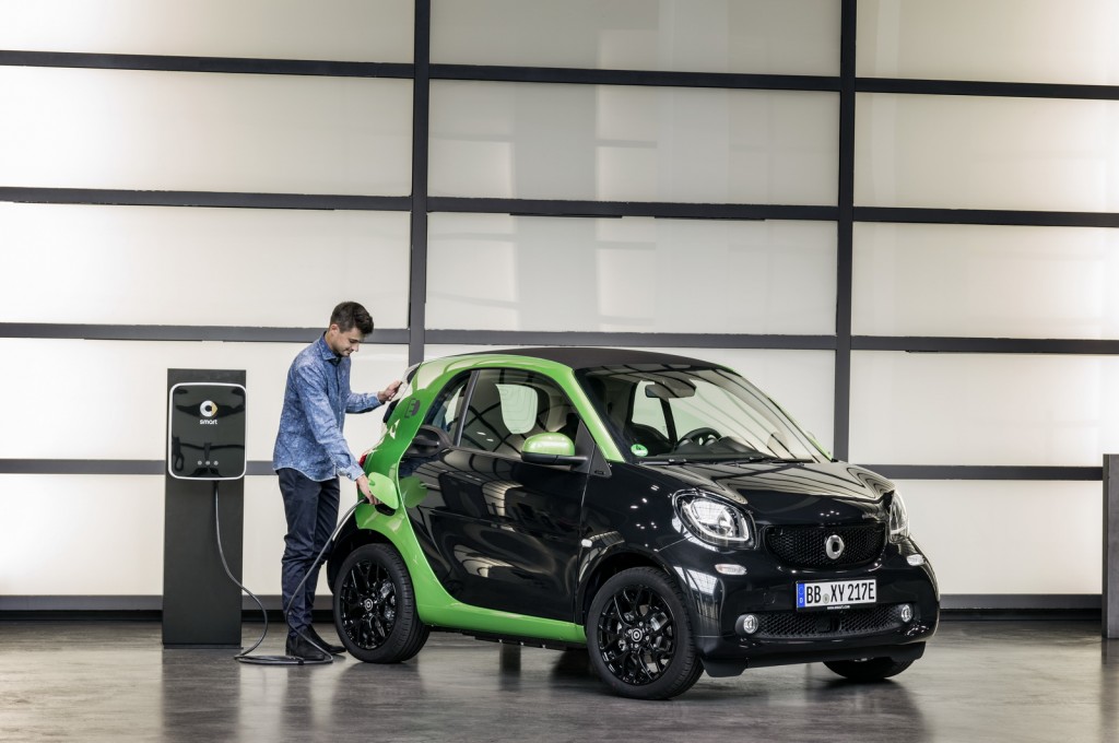 smart fortwo electric drive; Exterieur: schwarz; Interieur: schwarz ;Elektrischer Energieverbrauch gewichtet: 12,9 kWh/100km ; CO2-Emissionen kombiniert: 0 g/kmsmart fortwo electric drive; exterior: black; interior: black; Electric power consumption, weighted: 12.9 kWh/100km; CO2 emissions combined: 0 g/km