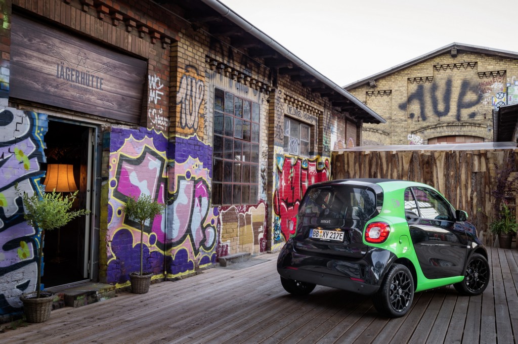 smart fortwo electric drive; Exterieur: schwarz; Interieur: schwarz ;Elektrischer Energieverbrauch gewichtet: 12,9 kWh/100km ; CO2-Emissionen kombiniert: 0 g/kmsmart fortwo electric drive; exterior: black; interior: black; Electric power consumption, weighted: 12.9 kWh/100km; CO2 emissions combined: 0 g/km