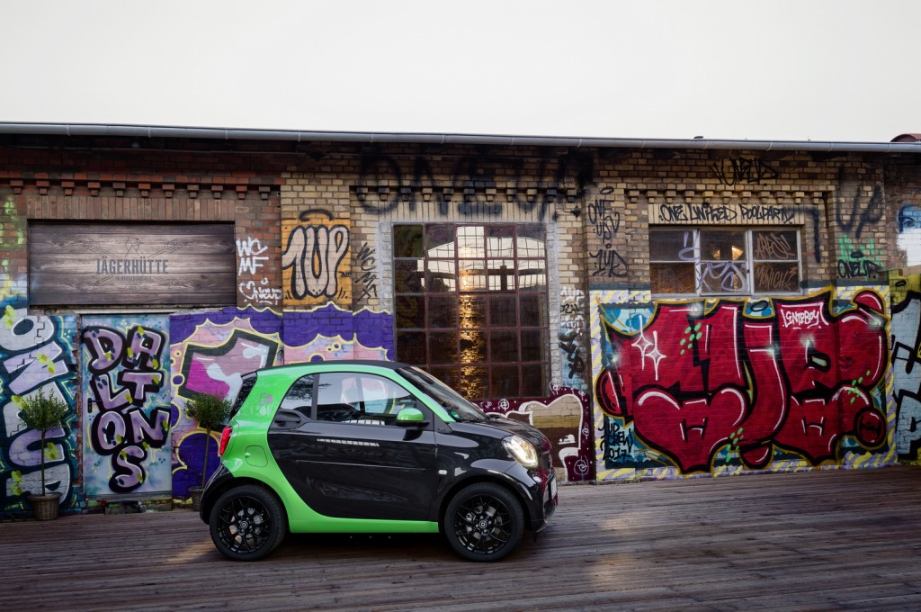 smart fortwo electric drive; Exterieur: schwarz; Interieur: schwarz ;Elektrischer Energieverbrauch gewichtet: 12,9 kWh/100km ; CO2-Emissionen kombiniert: 0 g/kmsmart fortwo electric drive; exterior: black; interior: black; Electric power consumption, weighted: 12.9 kWh/100km; CO2 emissions combined: 0 g/km