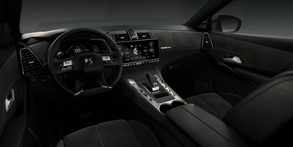 ds7-crossback-makes-debut-10