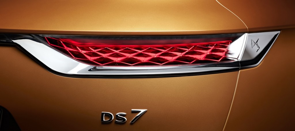 ds7-crossback-makes-debut-20