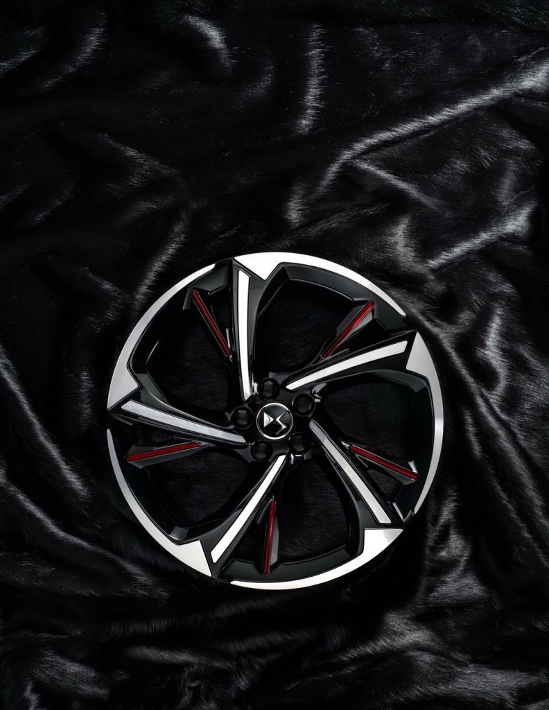 ds7-crossback-makes-debut-3