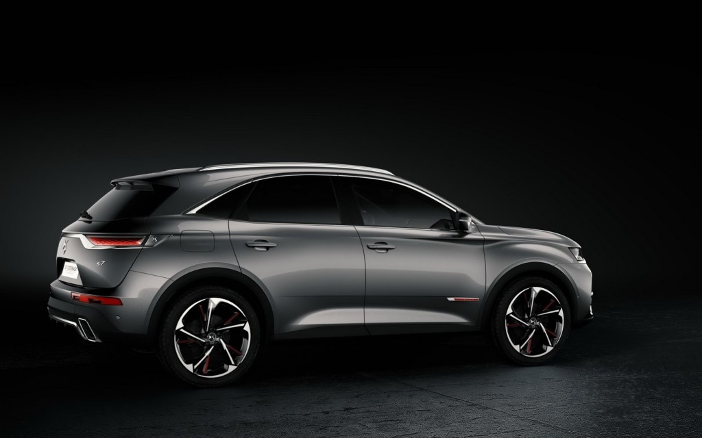 ds7-crossback-makes-debut-4