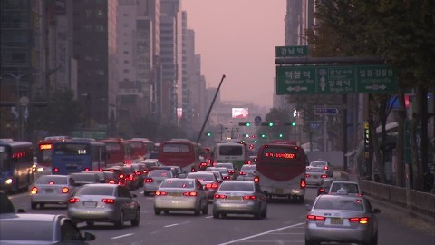 640459057-gyrofare-voiture-de-police-embouteillage-seoul