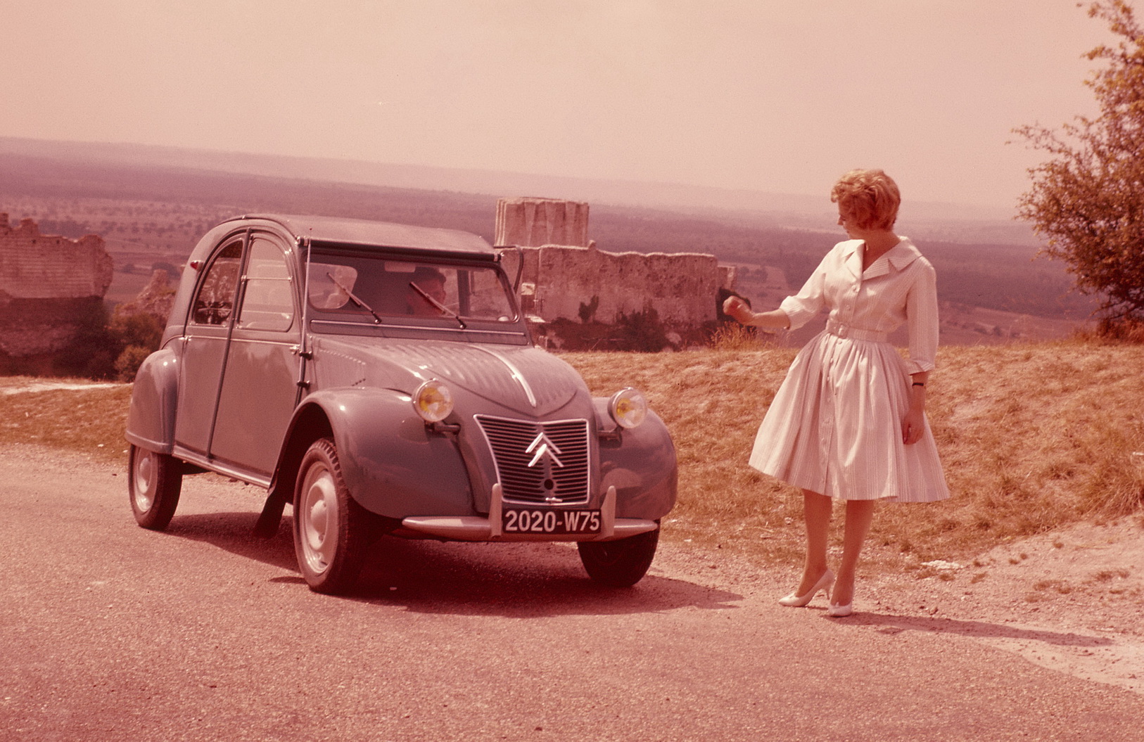 Citroën 2 CV : elle fête ses 70 ans mais aurait dû être plus âgée ! -  Challenges