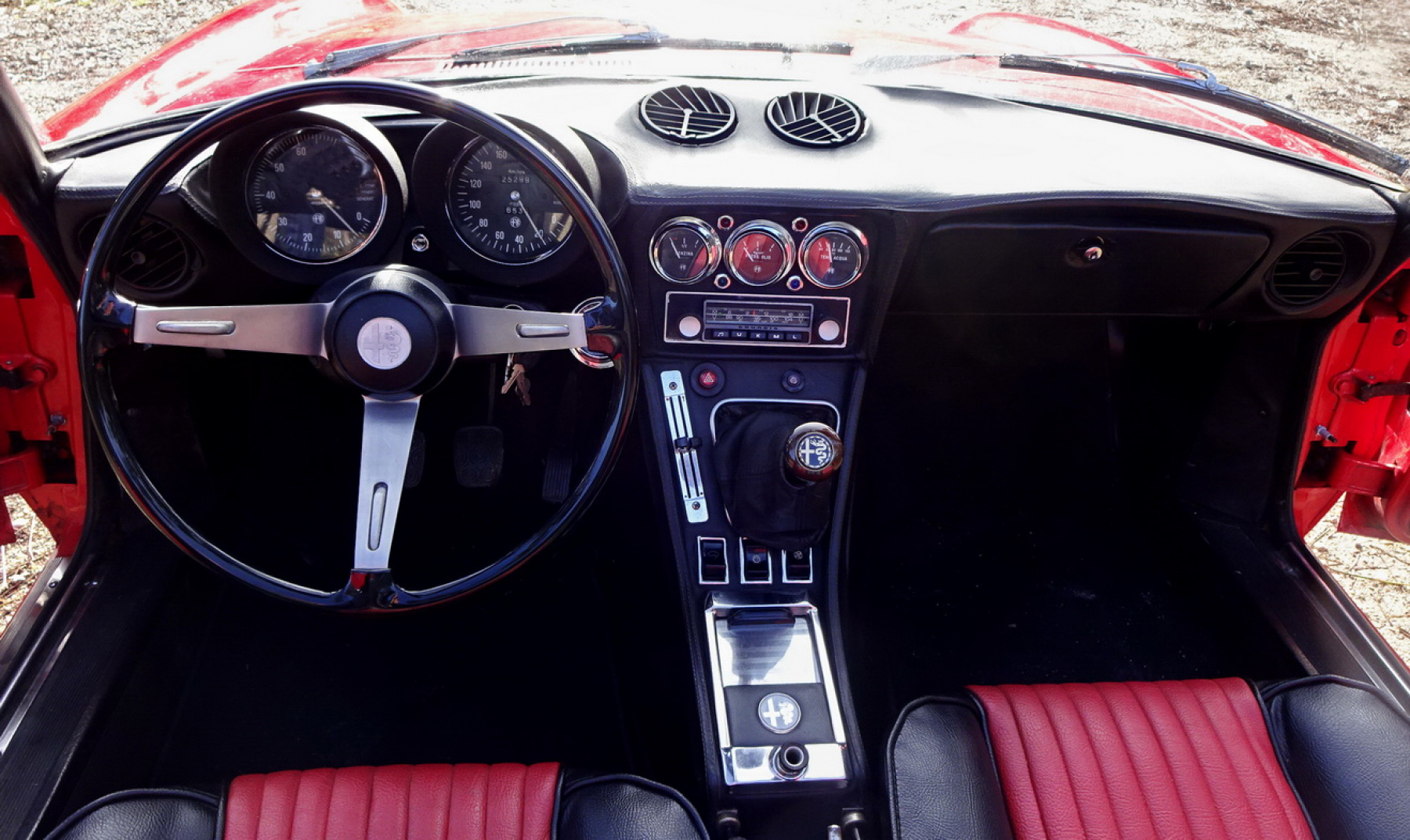Illustration - Alfa Romeo Spider 2000 Véloce 1974 Tableau de Bord