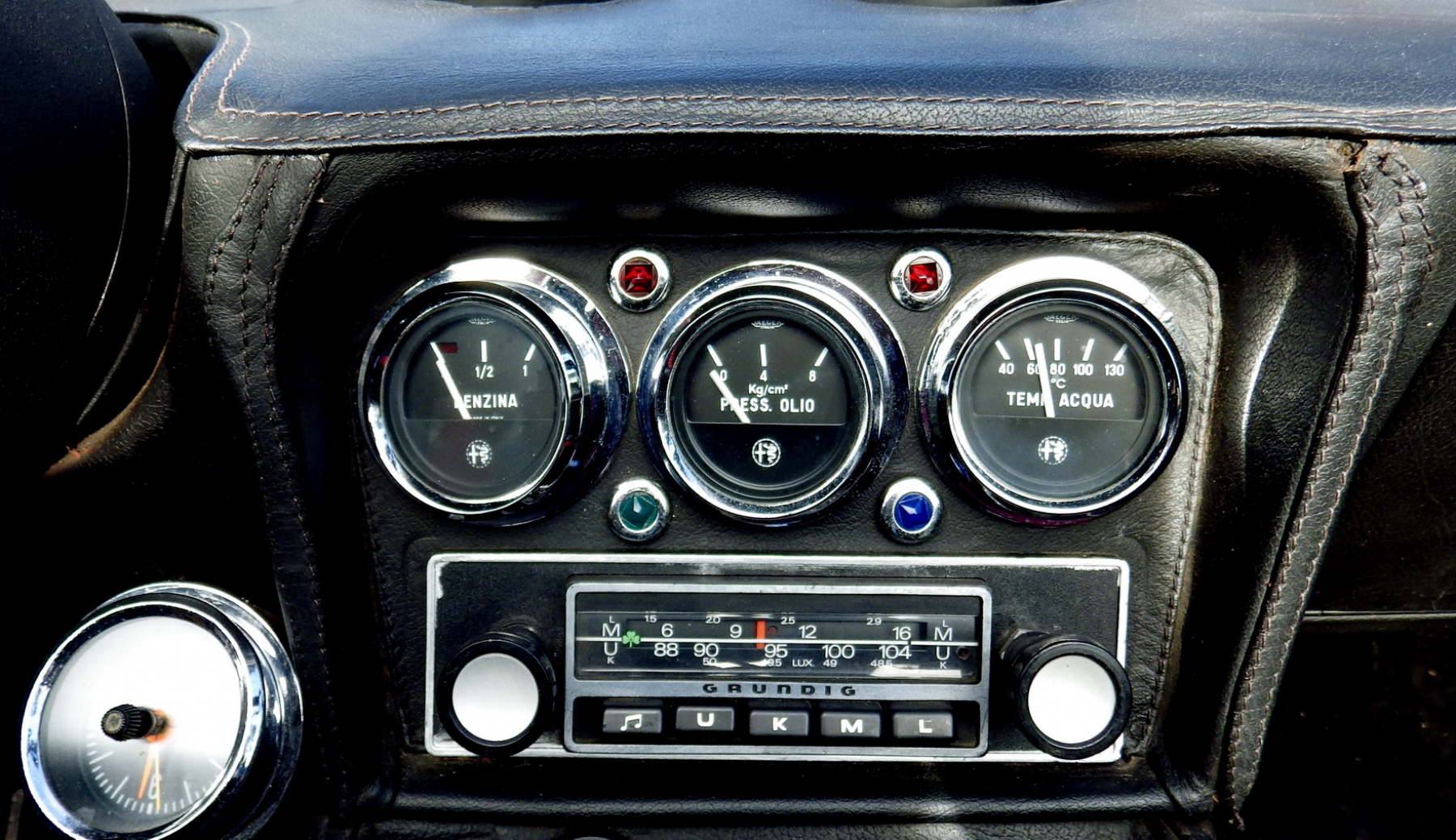 Illustration - Alfa Romeo Spider 2000 Véloce 1974 Console Centrale