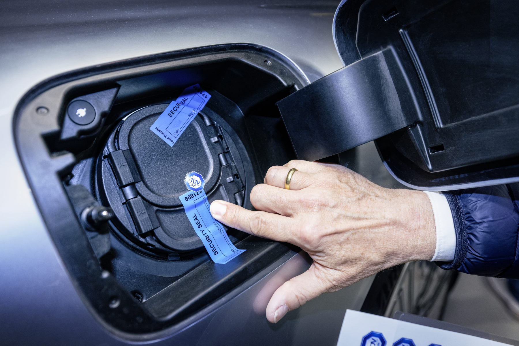 Illustration - Les Petites News Mercedes EQXX Road Trip