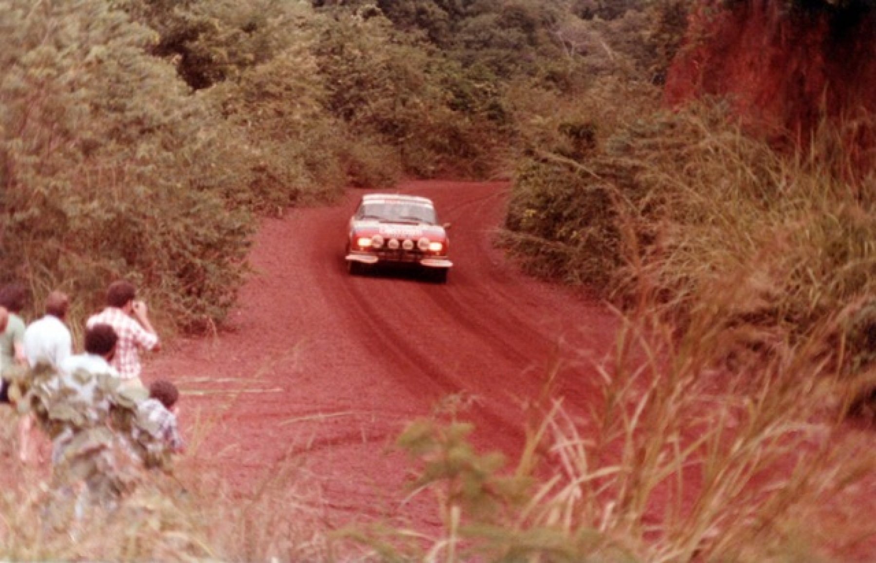 Illustration - Souvenirs d’Autos : Une Peugeot 504 en Afrique