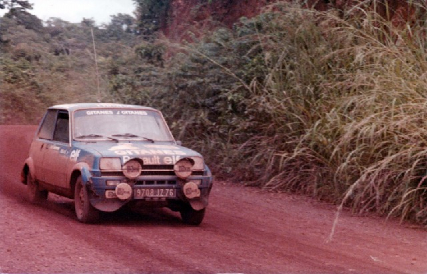 Illustration - Souvenirs d’Autos : Une Peugeot 504 en Afrique