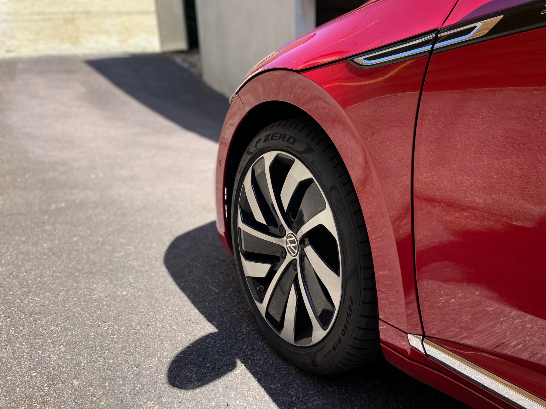 Illustration - Bardée d’aides à la conduite, l’Arteon est aux standards actuels : surveillance des angles morts, système d’arrêt d’urgence, assistance au maintien de voie, et régulateur de vitesse intelligent. Si ce dernier brille par la douceur dans ses modulations de vitesse, il nous a parfois surpris dans ses prises de décision : le régulateur étant connecté à la détection des panneaux de vitesse, il lui est arrivé de ralentir inutilement après avoir pris en considération la vitesse indiquée pour une sortie d’autoroute