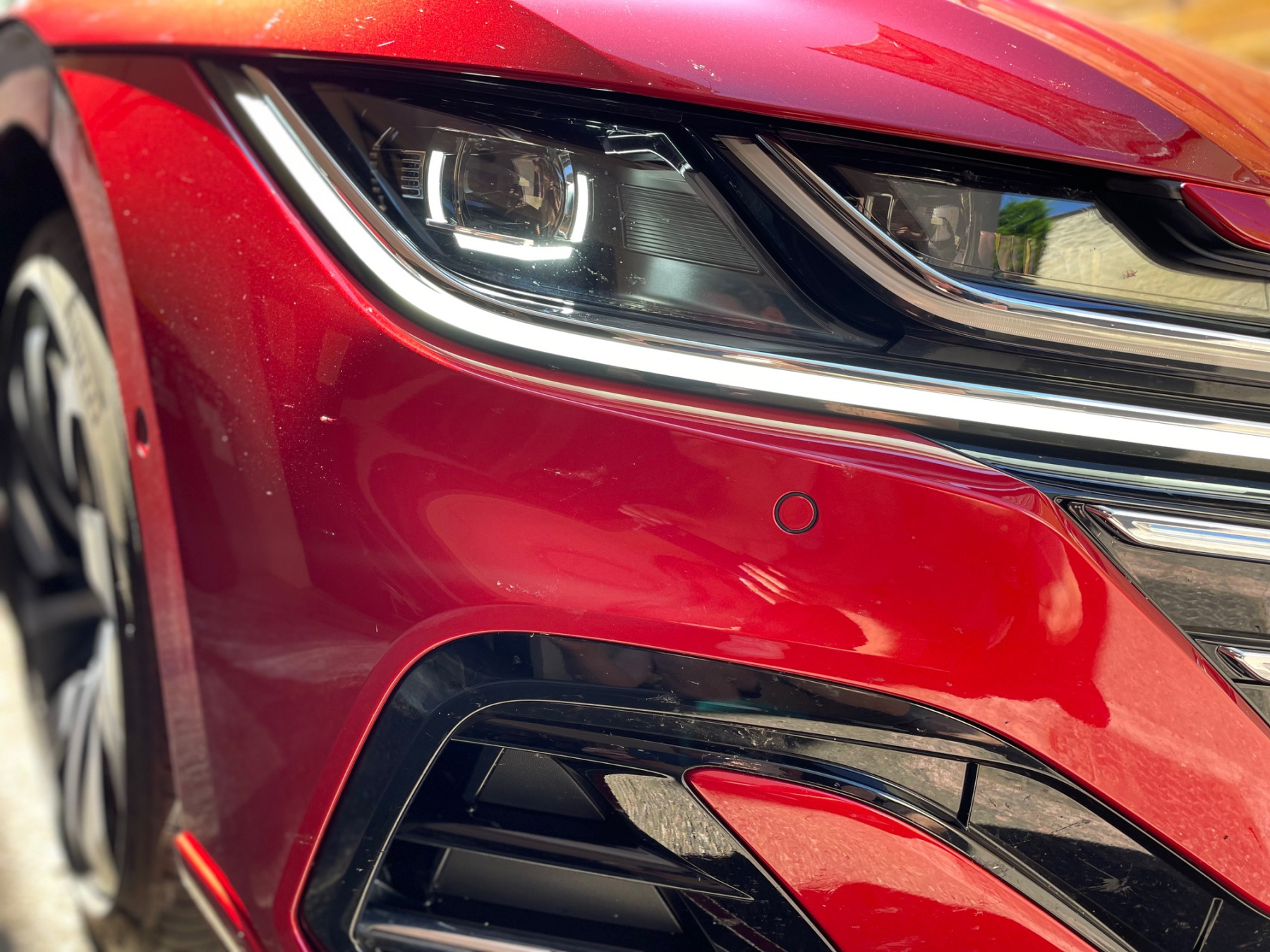 Illustration - Bardée d’aides à la conduite, l’Arteon est aux standards actuels : surveillance des angles morts, système d’arrêt d’urgence, assistance au maintien de voie, et régulateur de vitesse intelligent. Si ce dernier brille par la douceur dans ses modulations de vitesse, il nous a parfois surpris dans ses prises de décision : le régulateur étant connecté à la détection des panneaux de vitesse, il lui est arrivé de ralentir inutilement après avoir pris en considération la vitesse indiquée pour une sortie d’autoroute