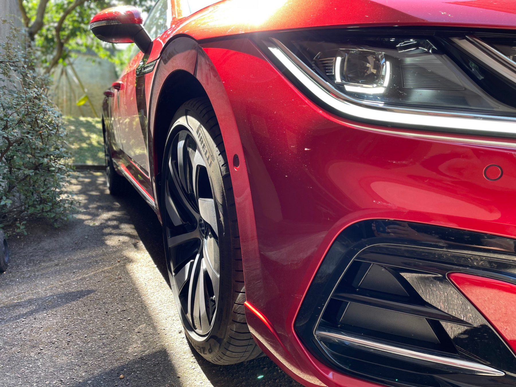 Illustration - Bardée d’aides à la conduite, l’Arteon est aux standards actuels : surveillance des angles morts, système d’arrêt d’urgence, assistance au maintien de voie, et régulateur de vitesse intelligent. Si ce dernier brille par la douceur dans ses modulations de vitesse, il nous a parfois surpris dans ses prises de décision : le régulateur étant connecté à la détection des panneaux de vitesse, il lui est arrivé de ralentir inutilement après avoir pris en considération la vitesse indiquée pour une sortie d’autoroute