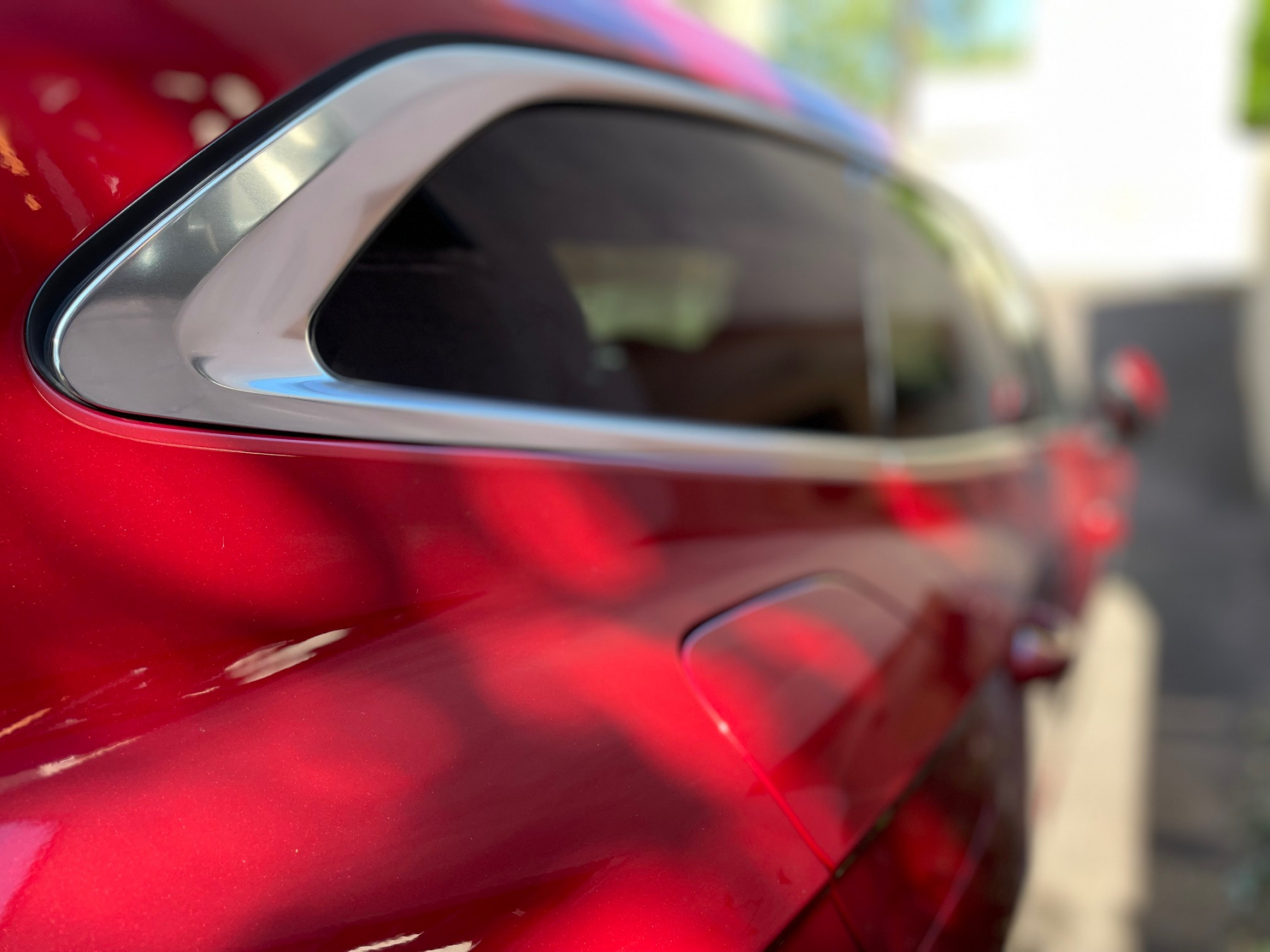 Illustration - Bardée d’aides à la conduite, l’Arteon est aux standards actuels : surveillance des angles morts, système d’arrêt d’urgence, assistance au maintien de voie, et régulateur de vitesse intelligent. Si ce dernier brille par la douceur dans ses modulations de vitesse, il nous a parfois surpris dans ses prises de décision : le régulateur étant connecté à la détection des panneaux de vitesse, il lui est arrivé de ralentir inutilement après avoir pris en considération la vitesse indiquée pour une sortie d’autoroute