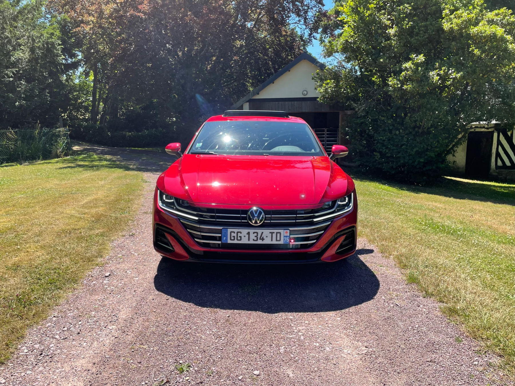 Illustration - Bardée d’aides à la conduite, l’Arteon est aux standards actuels : surveillance des angles morts, système d’arrêt d’urgence, assistance au maintien de voie, et régulateur de vitesse intelligent. Si ce dernier brille par la douceur dans ses modulations de vitesse, il nous a parfois surpris dans ses prises de décision : le régulateur étant connecté à la détection des panneaux de vitesse, il lui est arrivé de ralentir inutilement après avoir pris en considération la vitesse indiquée pour une sortie d’autoroute