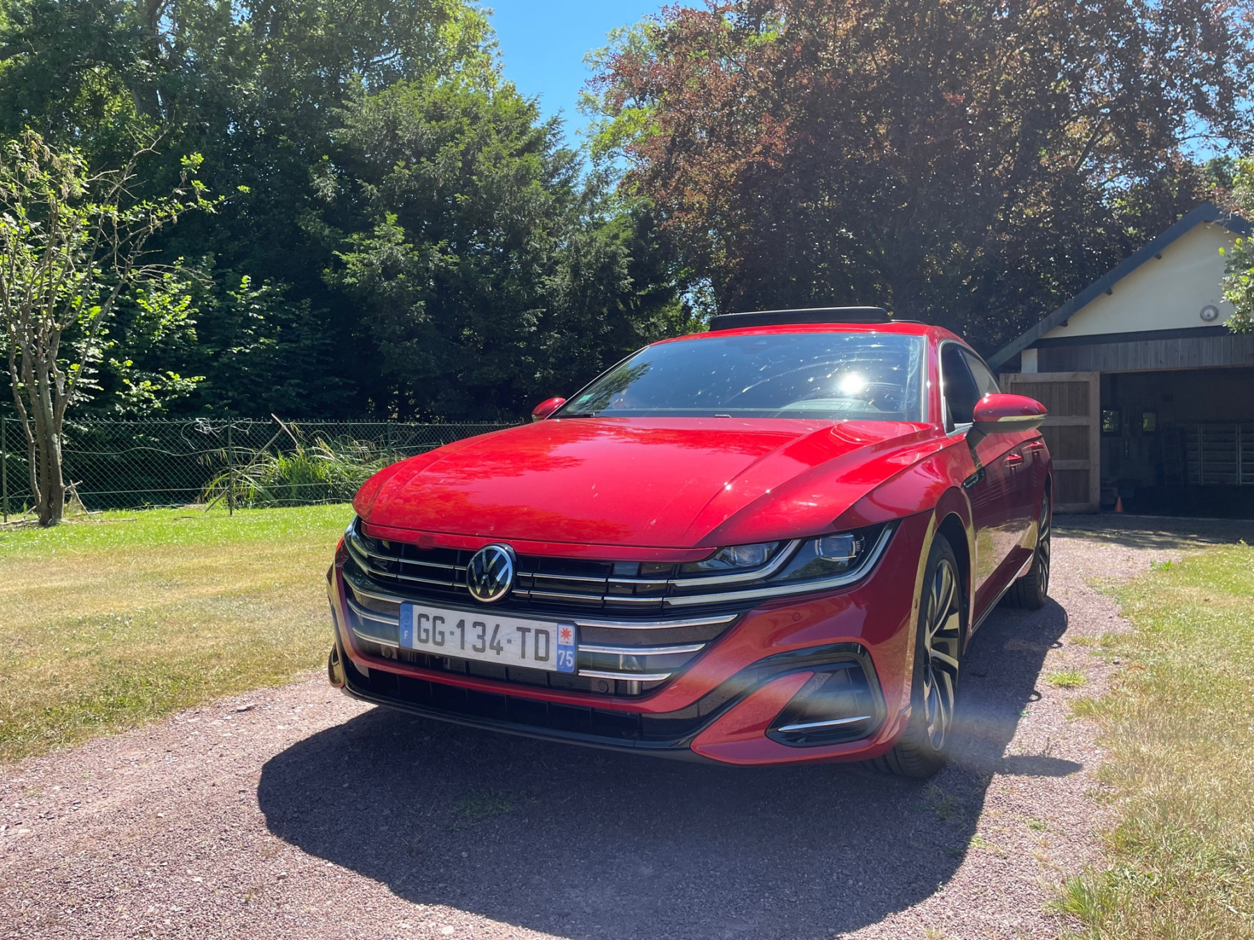 Illustration - Bardée d’aides à la conduite, l’Arteon est aux standards actuels : surveillance des angles morts, système d’arrêt d’urgence, assistance au maintien de voie, et régulateur de vitesse intelligent. Si ce dernier brille par la douceur dans ses modulations de vitesse, il nous a parfois surpris dans ses prises de décision : le régulateur étant connecté à la détection des panneaux de vitesse, il lui est arrivé de ralentir inutilement après avoir pris en considération la vitesse indiquée pour une sortie d’autoroute