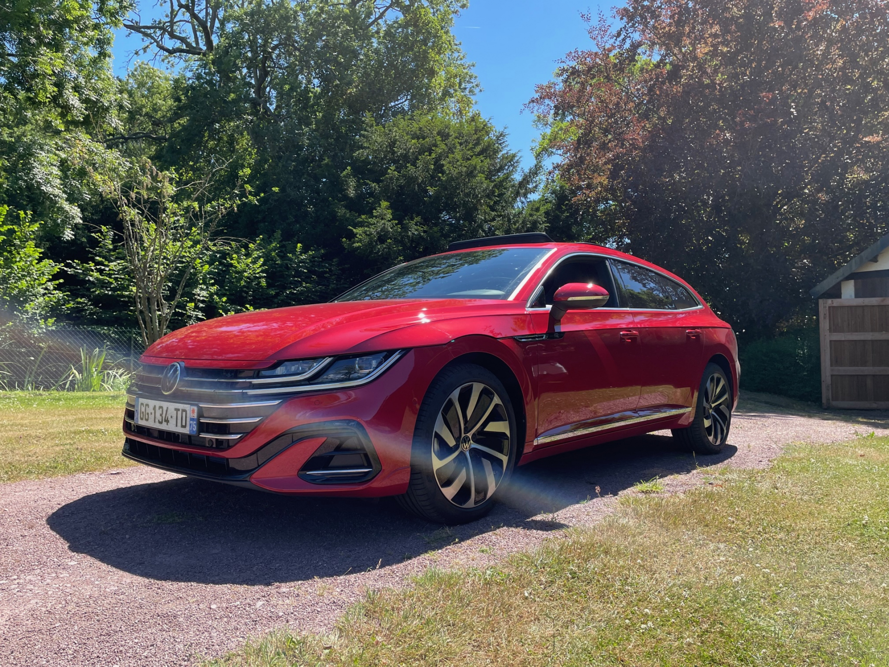 Illustration - Bardée d’aides à la conduite, l’Arteon est aux standards actuels : surveillance des angles morts, système d’arrêt d’urgence, assistance au maintien de voie, et régulateur de vitesse intelligent. Si ce dernier brille par la douceur dans ses modulations de vitesse, il nous a parfois surpris dans ses prises de décision : le régulateur étant connecté à la détection des panneaux de vitesse, il lui est arrivé de ralentir inutilement après avoir pris en considération la vitesse indiquée pour une sortie d’autoroute