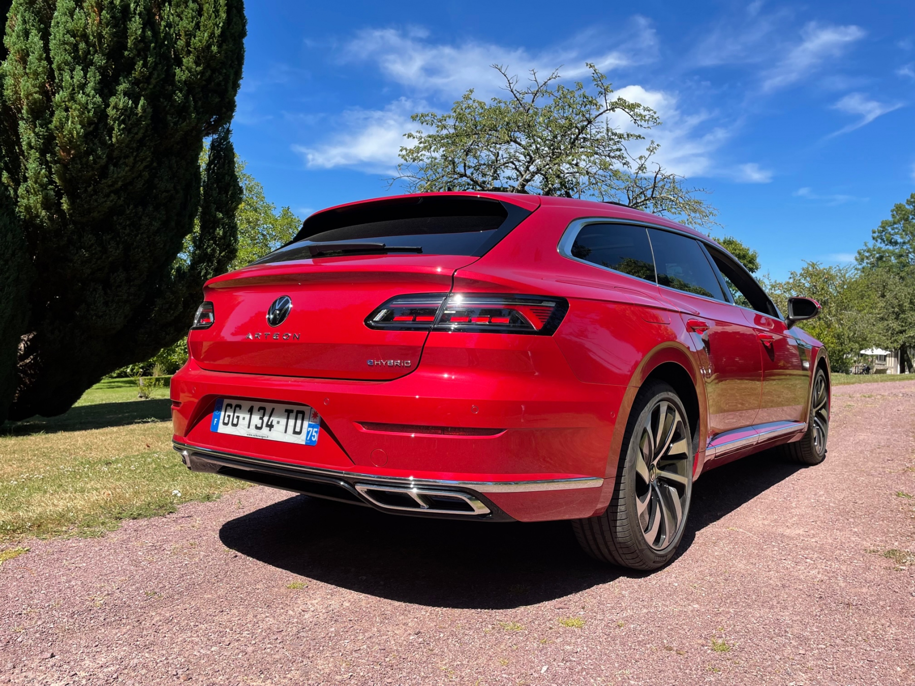 Illustration - Bardée d’aides à la conduite, l’Arteon est aux standards actuels : surveillance des angles morts, système d’arrêt d’urgence, assistance au maintien de voie, et régulateur de vitesse intelligent. Si ce dernier brille par la douceur dans ses modulations de vitesse, il nous a parfois surpris dans ses prises de décision : le régulateur étant connecté à la détection des panneaux de vitesse, il lui est arrivé de ralentir inutilement après avoir pris en considération la vitesse indiquée pour une sortie d’autoroute