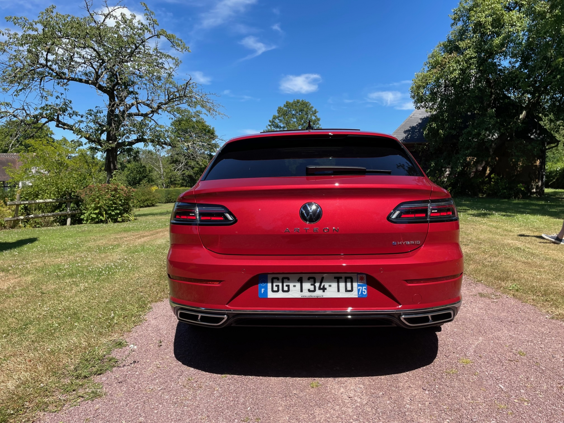 Illustration - Bardée d’aides à la conduite, l’Arteon est aux standards actuels : surveillance des angles morts, système d’arrêt d’urgence, assistance au maintien de voie, et régulateur de vitesse intelligent. Si ce dernier brille par la douceur dans ses modulations de vitesse, il nous a parfois surpris dans ses prises de décision : le régulateur étant connecté à la détection des panneaux de vitesse, il lui est arrivé de ralentir inutilement après avoir pris en considération la vitesse indiquée pour une sortie d’autoroute