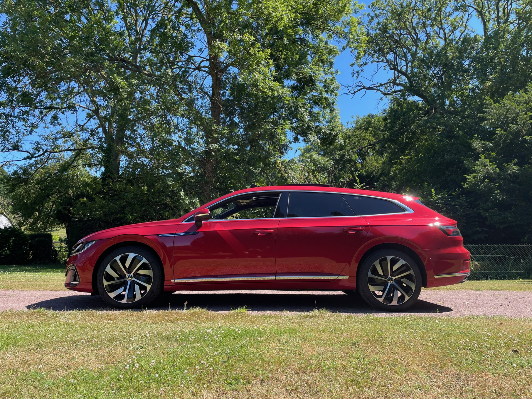 Illustration - Bardée d’aides à la conduite, l’Arteon est aux standards actuels : surveillance des angles morts, système d’arrêt d’urgence, assistance au maintien de voie, et régulateur de vitesse intelligent. Si ce dernier brille par la douceur dans ses modulations de vitesse, il nous a parfois surpris dans ses prises de décision : le régulateur étant connecté à la détection des panneaux de vitesse, il lui est arrivé de ralentir inutilement après avoir pris en considération la vitesse indiquée pour une sortie d’autoroute