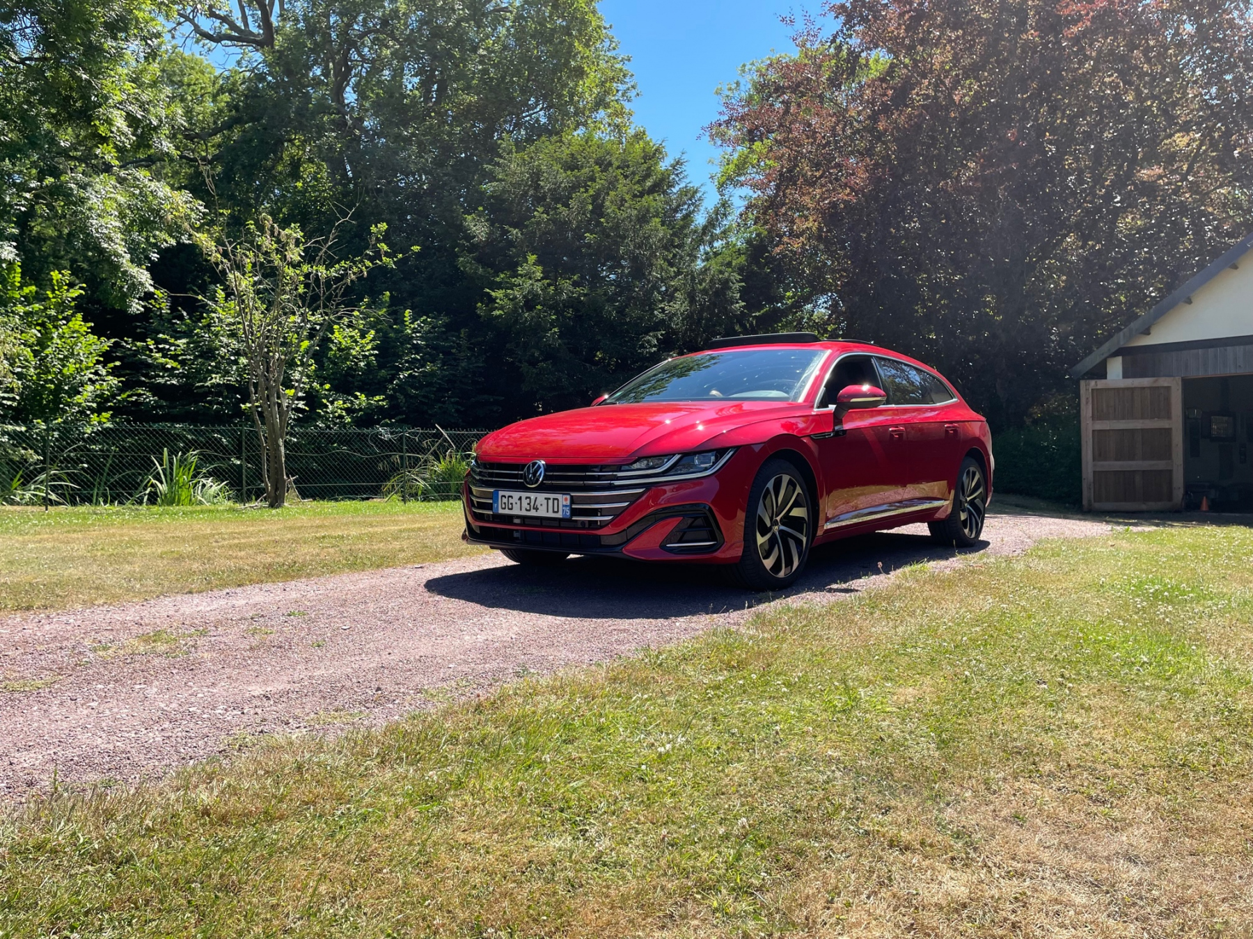 Illustration - Bardée d’aides à la conduite, l’Arteon est aux standards actuels : surveillance des angles morts, système d’arrêt d’urgence, assistance au maintien de voie, et régulateur de vitesse intelligent. Si ce dernier brille par la douceur dans ses modulations de vitesse, il nous a parfois surpris dans ses prises de décision : le régulateur étant connecté à la détection des panneaux de vitesse, il lui est arrivé de ralentir inutilement après avoir pris en considération la vitesse indiquée pour une sortie d’autoroute