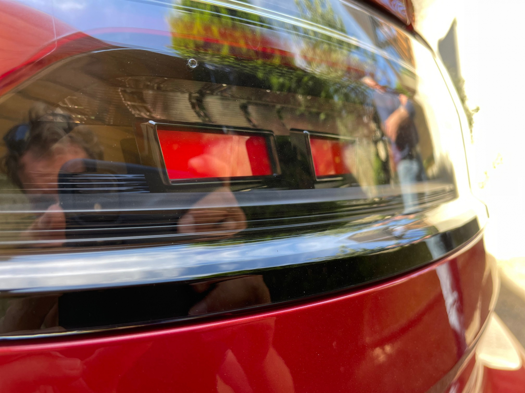 Illustration - Bardée d’aides à la conduite, l’Arteon est aux standards actuels : surveillance des angles morts, système d’arrêt d’urgence, assistance au maintien de voie, et régulateur de vitesse intelligent. Si ce dernier brille par la douceur dans ses modulations de vitesse, il nous a parfois surpris dans ses prises de décision : le régulateur étant connecté à la détection des panneaux de vitesse, il lui est arrivé de ralentir inutilement après avoir pris en considération la vitesse indiquée pour une sortie d’autoroute