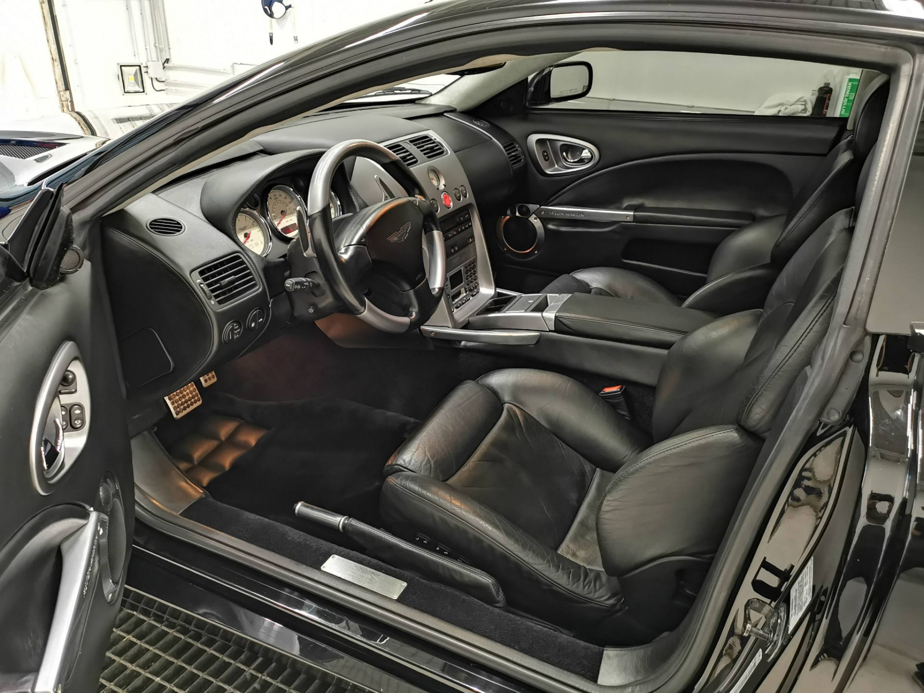 Illustration - Souvenirs d'Autos Aston Martin Vanquish