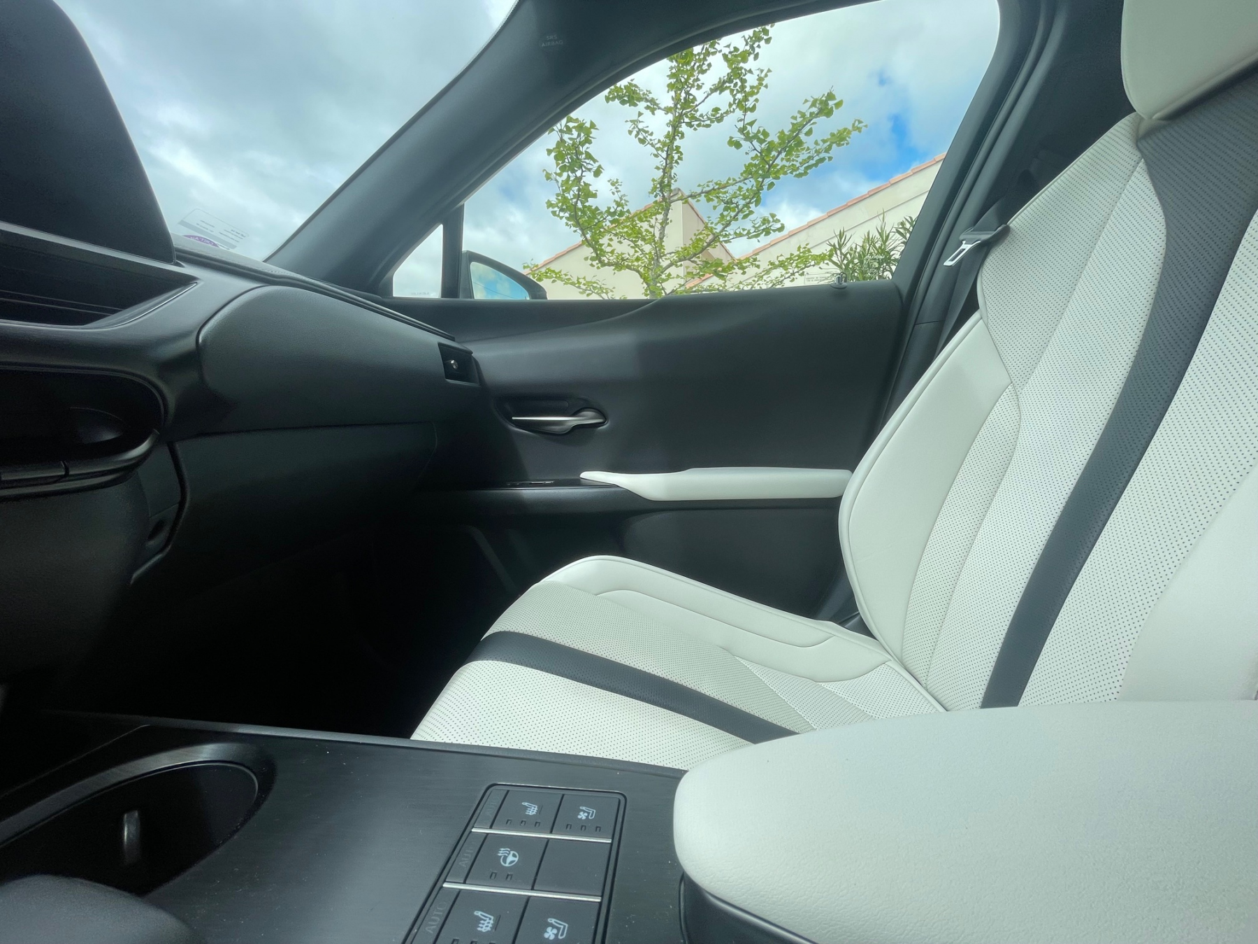 Illustration - Lexus UX300h 2025 F Sport Executive