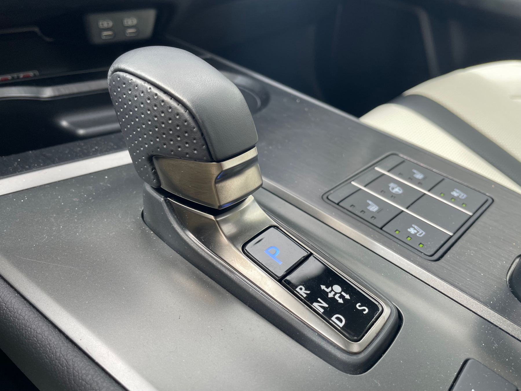 Illustration - Lexus UX300h 2025 F Sport Executive