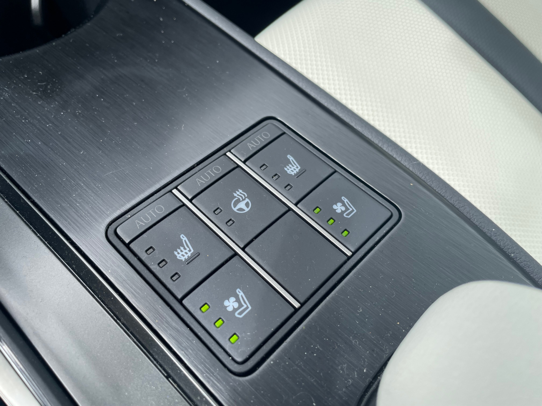 Illustration - Lexus UX300h 2025 F Sport Executive