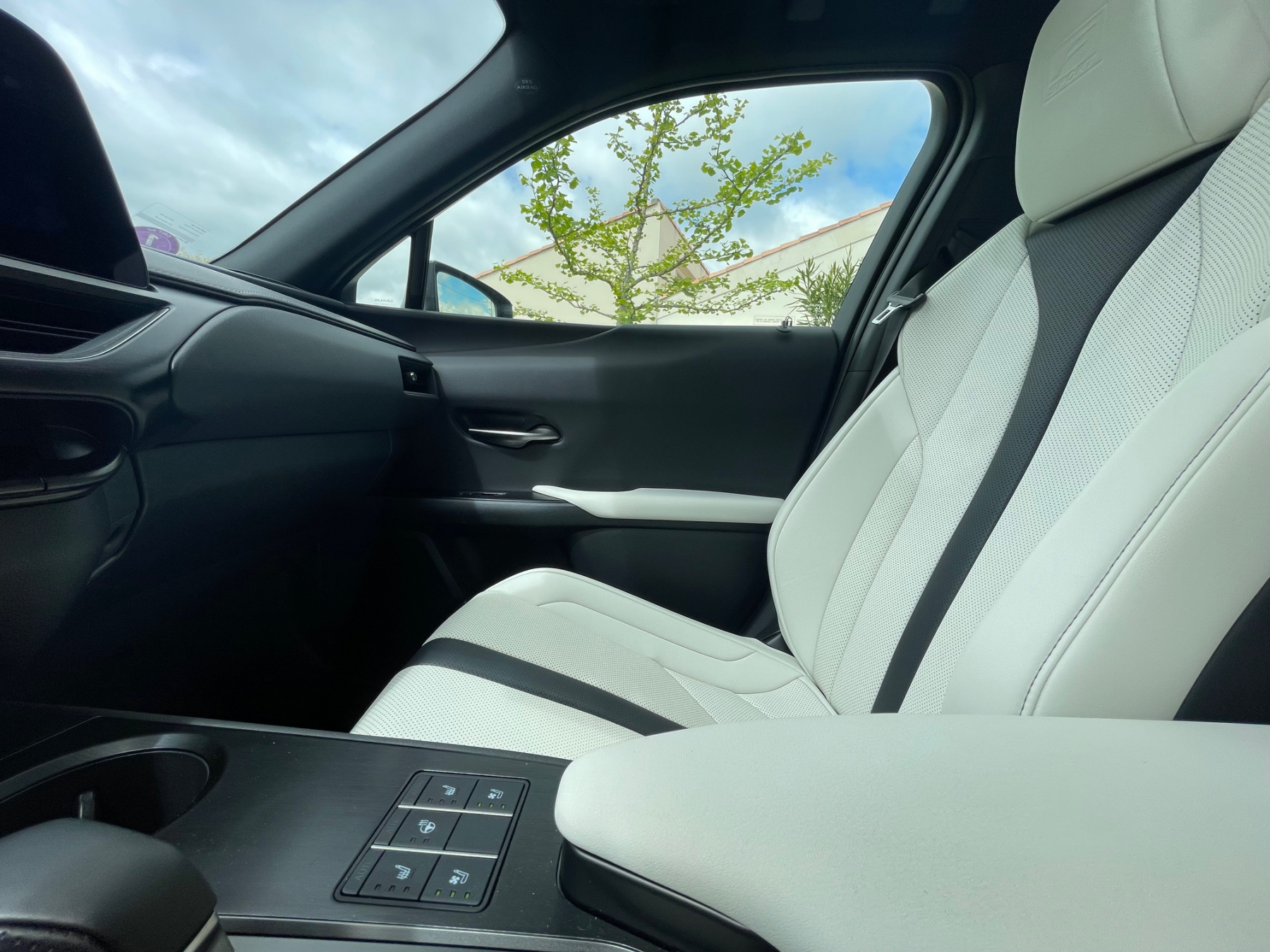 Illustration - Lexus UX300h 2025 F Sport Executive