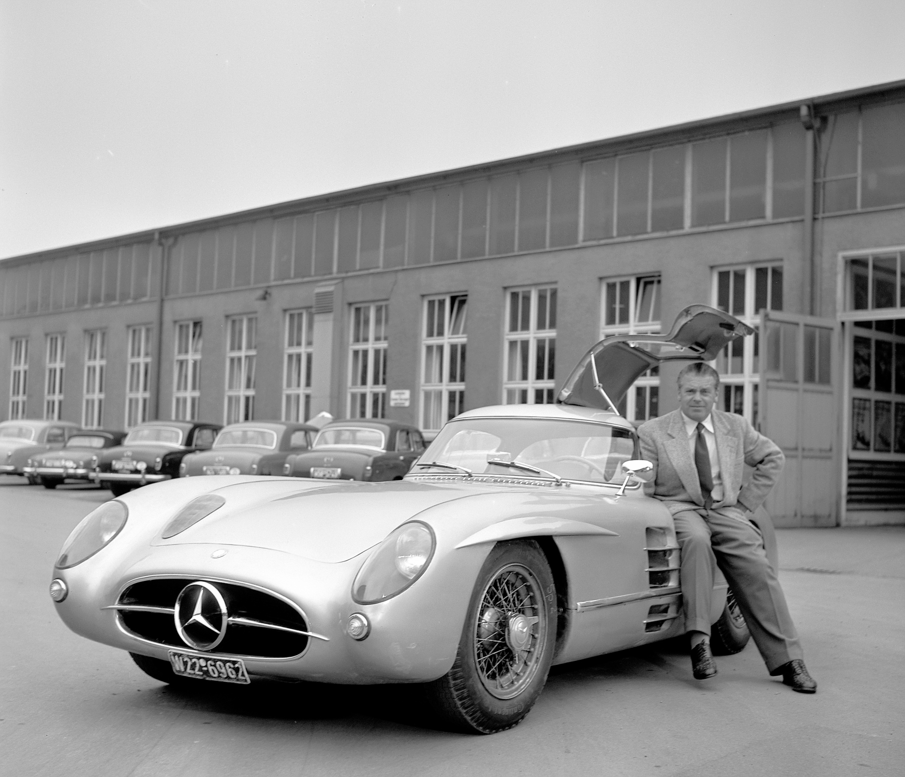 Немецкие машины история. Мерседес 300 SLR. Mercedes 300 SLR Uhlenhaut Coupe. Mercedes-Benz 300 SLR 1955. Mercedes-Benz 300 SLR Uhlenhaut.