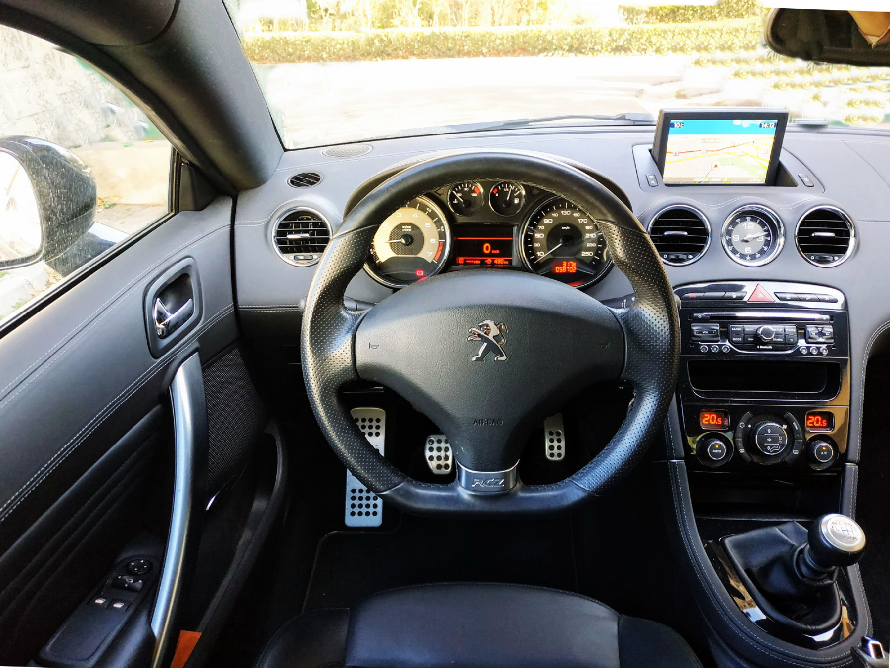 Illustration - Peugeot RCZ 2015 Poste de Pilotage